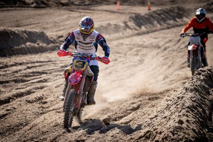 Motocrossin valmistaminen hiekkakilpailuun: Ammattilaisten neuvoja