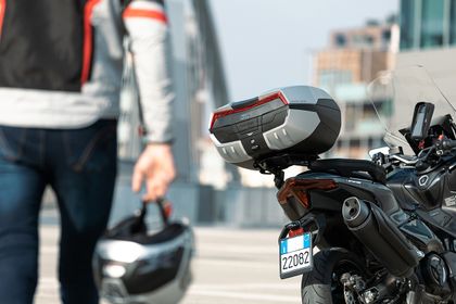 ¿Cómo se monta un top case en una moto?