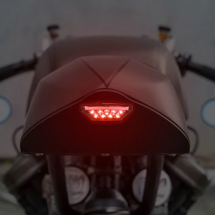 Feux arrière Avoc FEU MOTO UNIVERSEL STAR A LEDS COUVERCLE FUME 9 3 FILS HOMOLOGUE CE