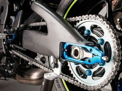 Topes y protectores anti caída LighTech Swingarm Cover Glossy Carbon