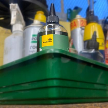 Scottoiler Biologisch abbaubares grünes Schmiermittel für Kettenschmiersysteme - 125ml Flasche Kettenfett Universell