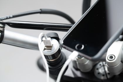Chargeur High-Tech SW-MOTECH Kit de connexion électrique M8 & M10 Universel