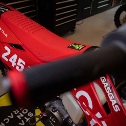 Housse de selle X-GRIP BABOONS BUTT - Rouge