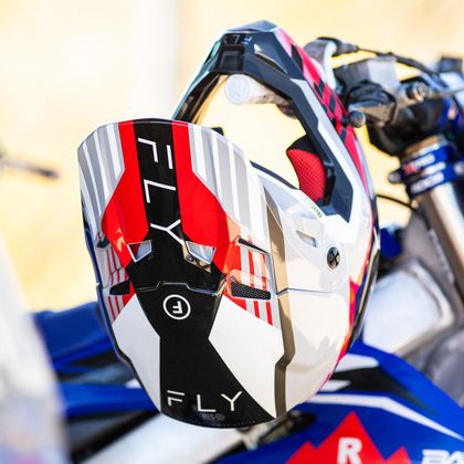 Casque cross Fly FORMULA CC - STRIKE 2026 - Gris / Rouge