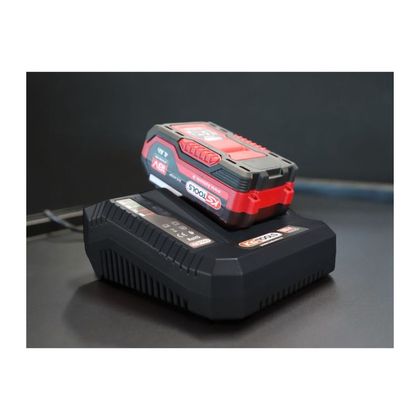 Compresseur KS Tools portatif silencieux 5L sur batterie avec une batterie 4Ah et un chargeur Universel