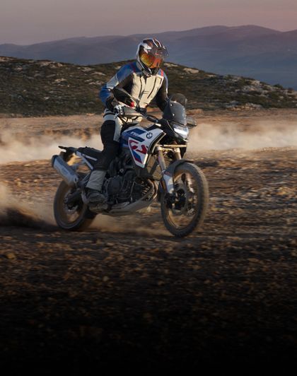 Equipacion y accesorios Moto Cascos chaquetas vaqueros moto equipacion cross enduro guantes homologados moto espalderas moto botas moto. Motoblouz.es